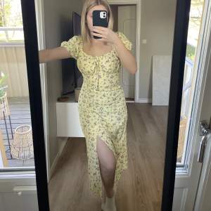 En superfin gul klänning perfekt till midsommar! Storlek S! 💗