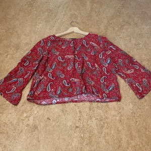 Röd tröja paisley - Söt i paisley mönster