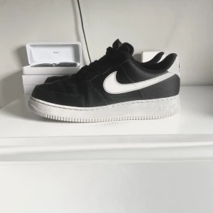 Air force 1 - Säljer mina air force 1 pågrund ut av att de är försmå. Det är endast använda ett fåtal gånger så det är i bra skick. Det är köpta för en månad sen på Nikes hemsida för 1349 men säljer nu billigt för har skaffat ett par andra
