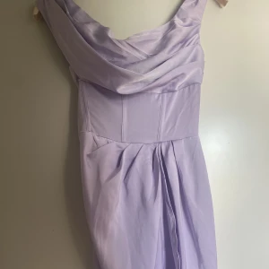 En satin ljus lilla klänning  - Jätte fin klänning har använt 1 gång köpte den ifårn boohoo föra året den är i jätte fint sick 🤍