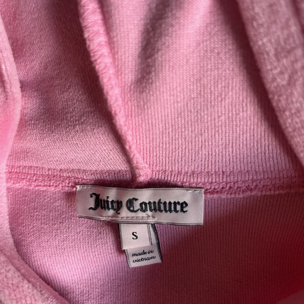 Supergullig Juicy couture tröja i rosa. Köpt i New York, använd 2 gånger!🫶🏽🫶🏽. Tröjor & Koftor.