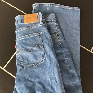 Säljer min kompis Levis-jeans då dom inte passar henne! Storlek 28 och fint skick🤗 Pris kan disskuteras!