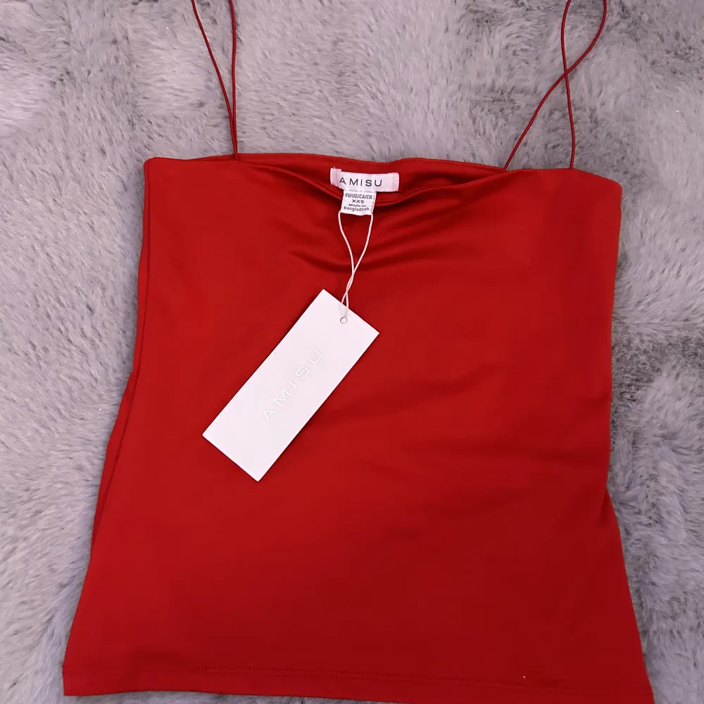 rött linne från newyorkers märke amisu helt nytt med prislapp på, säljs för 15kr + frakt kommer från rök och djurfritt hem . Toppar.