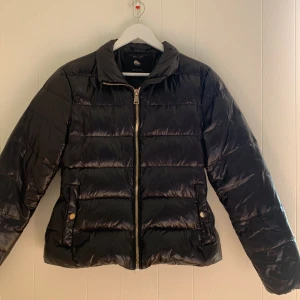 Zara jacka  - Figursydd jacka svart glansig liten i storleken skulle säga mellan M-L 