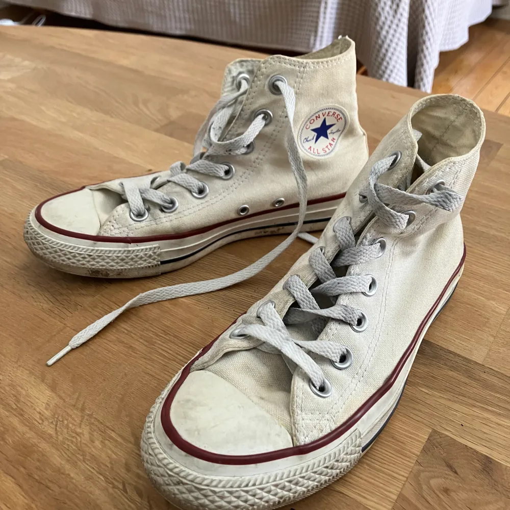 Vita höga Converse. Använda men i fint skick. Inga slitningar invändigt. En tvätt så är dom som nya!😊. Skor.