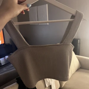 Kort topp - Kort beige topp, knappt använd. Köparen står för frakt 