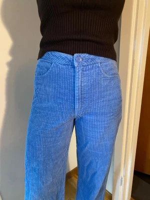 Manchesterbyxor Weekday - Sååå snygga byxor från Weekday. Har tyvärr växt ur dom!  Har mycket kvar och ge💗