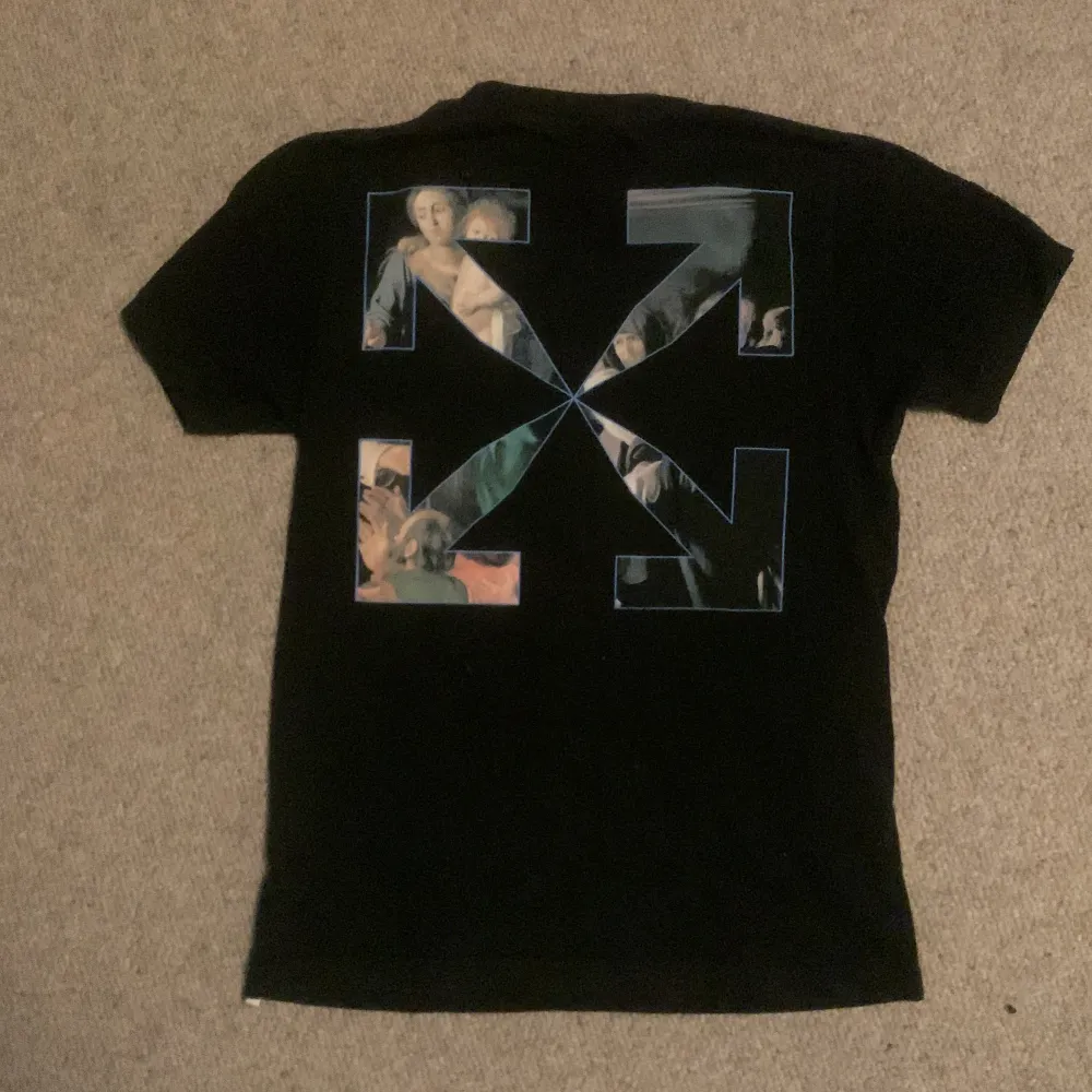 Off white caravaggio t shirt som är köpt från miinto och har kvar tags från Off white som medföljer köp kan även skicka specifika bilder på plagget vid intresse. T-shirts.