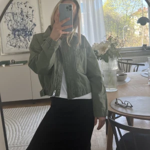 Grön jacka  - Grön jacka, lite oversized modell. Knappt använd! Köpare står för frakt
