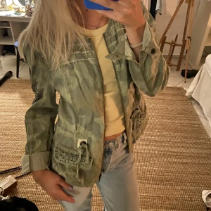 Coolaste jackan! - Säljer denna supersnygga vintage jackan i militärgrönt. Passar perfekt till sommaren så den är tunn. Har små fransar och svarta ”nitar” på och går att knäppa med dragkedja😇🌵