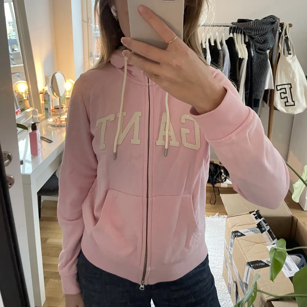 Jättesöt rosa ziphoodie från Gant med lite högre krage 🌸 Knappt använd och i bra skick!. Hoodies.