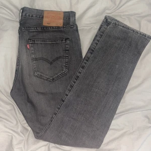 Levis 501 - Svarta 501or i storlek W32 L30. Små hål under gylfen, inte synliga när du när jeansen. I övrigt gott skick.
