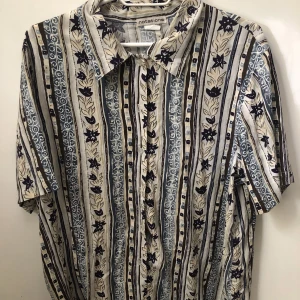 Mönstrad skjorta - En vintage (lite oversized) skjorta. Har använt den en gång men färgerna passade mig inte riktigt. Annars tycker jag att den är assnygg. Passar vemsomhelst 🌸