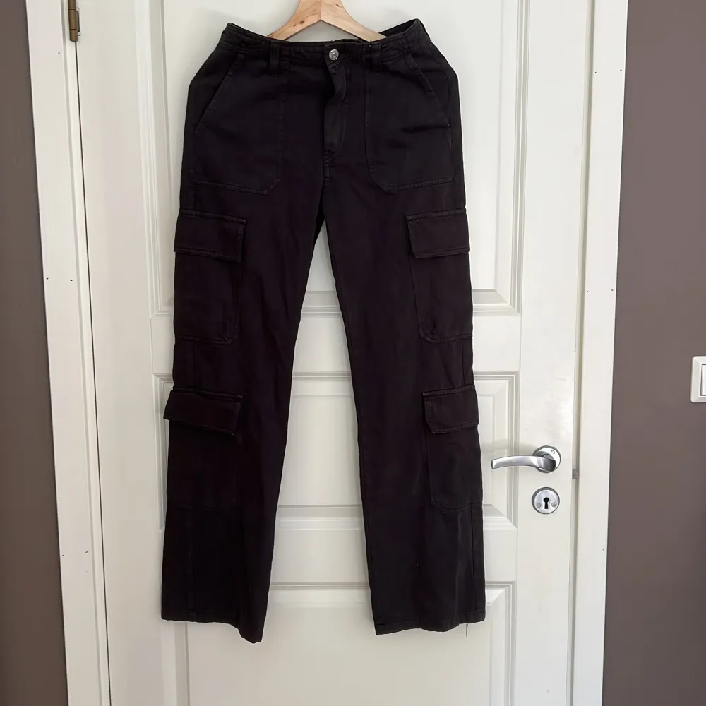 Skitsnygga cargo pants från zara som är i en rymdgrå färg i storlek 34 samt lågmidjade✨. Jeans & Byxor.