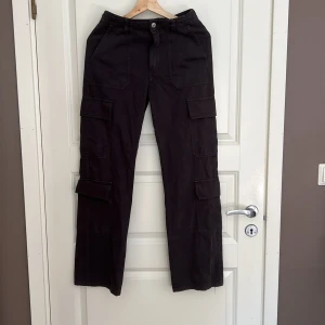 Zara cargo pants strl 34 - Skitsnygga cargo pants från zara som är i en rymdgrå färg i storlek 34 samt lågmidjade✨