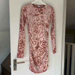 Klänning - Klänning i sammetstyg, rosa. Från ginatricot. Använd en gång, i nyskick. 