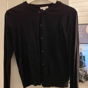 Finstickad kofta - Säljer denna finstickade kofta från H&M💞