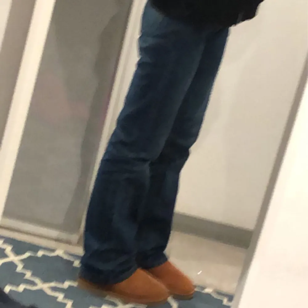 Ett par snygga bootcut jeans som är perfekta till höst och vinter! 🍂🍁 Köpare står för frakt.  Små defekter (se bild 3) Mid rise . Jeans & Byxor.