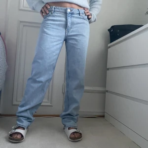 Midwaist jeans - Midwaist jeans från Monki, bra skick. Använd gärna ”köp nu” och allt på min sida är 3 för 2😊💕