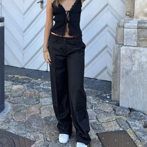 Design By Si kostymbyxor - Assnygga kostymbyxor från DesignBySi. ❤️ Passar tyvärr inte mig då jag köpte fel storlek så säljer dem! Kan därför inte heller ge några egna bilder med dem på. Passar någon runt 165. 🫶 Nypriset är 605kr + 63kr frakt. 🥰