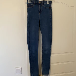 Blåa Molly jeans från Gina Tricot  - Fina blåa högmidjade jeans från Gina Tricot