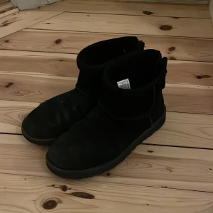 Uggs - Säljer ett par svarta uggs. Använda men i bra skick och inga skador.