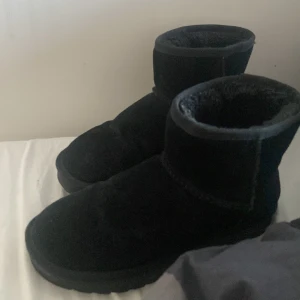 uggs, st 37  - Vinter skor. Varma på insidan. Använda ett par gånger. 