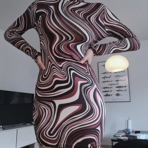 Mönstrad klänning - Kort tight klänning i silkigt  stretchigt material i snyggt mönster. Funkar som topp också!