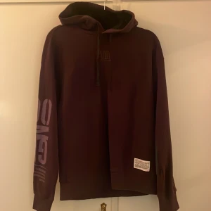 Hoddie  - Fin lila hoddie, bra skick  Sista bilden är mest rättvis mot färgen
