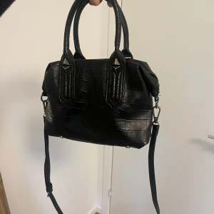 Väska  - Väska från zara. Man kan ta bort dem långa banden om man vill. Bra skick 
