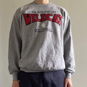 Säljer nu min fina wildcat volleyball tröja i storleken L. Om man tycker om oversized så är denna perfekt. 💜