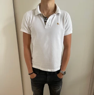 Burberry piké  - Hej! Jag säljer min burberry piké. Cond 8/10. Hör gärna av dig vid minsta lilla fundering. Mvh Oskar