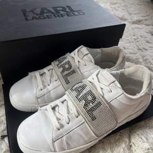 Säljer nu mina supersnygga Karl Lagerfeld skor!🤍Storlek 40. I bra skick och inga defekter. Orginal kartong och dustbag tillkommer. Köparen står för frakten!🤍
