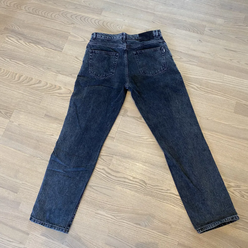 Woodbird jeans i nyaste skicket man kan hitta då jag bara använt dom 2 gånger. Köptes för 900kr och jag säljer dom nu för 549, priset är inte fast men som sagt byxorna är i superfint skick utan några märken eller liknande! Skriv vid frågor😃. Jeans & Byxor.