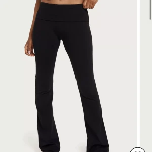 Yoga pants - Säljer dessa yoga pants från Nelly i storleken M, skicket är nyskick dom är endast testade. Säljer då de inte sitter precis som jag vill riktigt. Nypris 299 säljer för 200kr. 