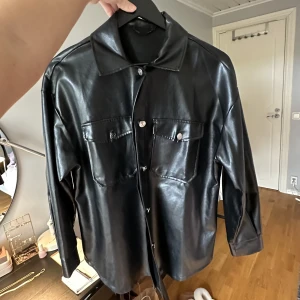 Skinnjacka - Svart skinnjacka som tyvärr inte kommer till användning längre. Använd men har inga fläckar, hål eller liknande💕 Hör av er vid frågor!