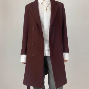 Kappa - Vinröd kappa från Filippa K i jättebra kvalitet🦋 så fin nu till hösten🧚‍♀️💛 storlek small!