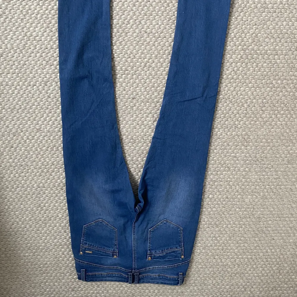 Fina blå raka lågmidjade jeans som inte kommer till användning de är i fint skick utan några fläckar eller hål . Jeans & Byxor.