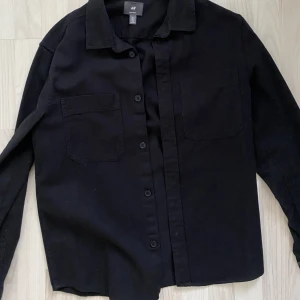skjorta  - Säljer en fin skjorta i herr modell. Skjortan är köpt på h&m och är sparsamt använd och nyskick. 