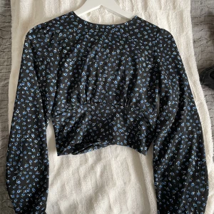 Blus med öppen rygg - Snygg blus med öppen rygg. Skriv gärna för frågor eller för fler bilder!