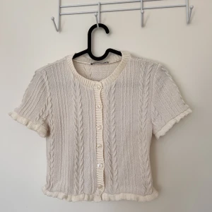 Stickad kofta  - En stickad T-shirt kofta från Zara