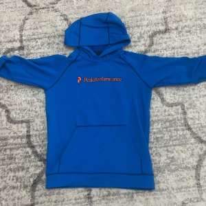 Peak performance hoodie  - Bra skick 