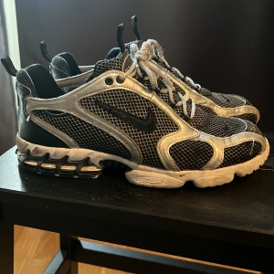 Nike x Stüssy cage 2 pure platinum - Skitfeta äkta Nike x Stüssy skor. Nypris på runt 3,5k men säljer billigt då dom är ganska använda och luftbubblan i högra skon har fått hål, men det kan man säkert fixa på nåt sätt. Pris kan diskuteras vid snabb affär