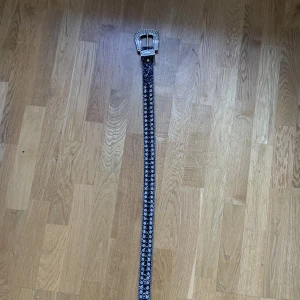 Fett rhinestone belt  - Fett bälte med rhinestones, lite likt BB Simon. Längd 44 inch. 