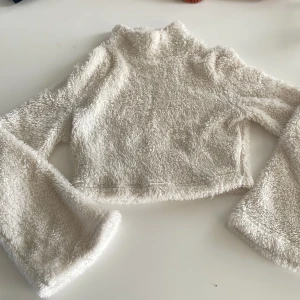 Fluffig tröja - Knappt använd eftersom den är för liten