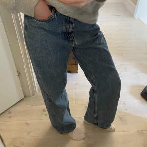 Säljer dessa supersnygga jeans från Monki💞. Har använts några gånger men är lika snygga som när jag köpte dem. Sitter midrise/lowrise på mig. Midjemått: ca 70 cm Innerbenslängd: 76cm. Nypris: 400 kr💞Fråga gärna om du undrar över något!😊🌸