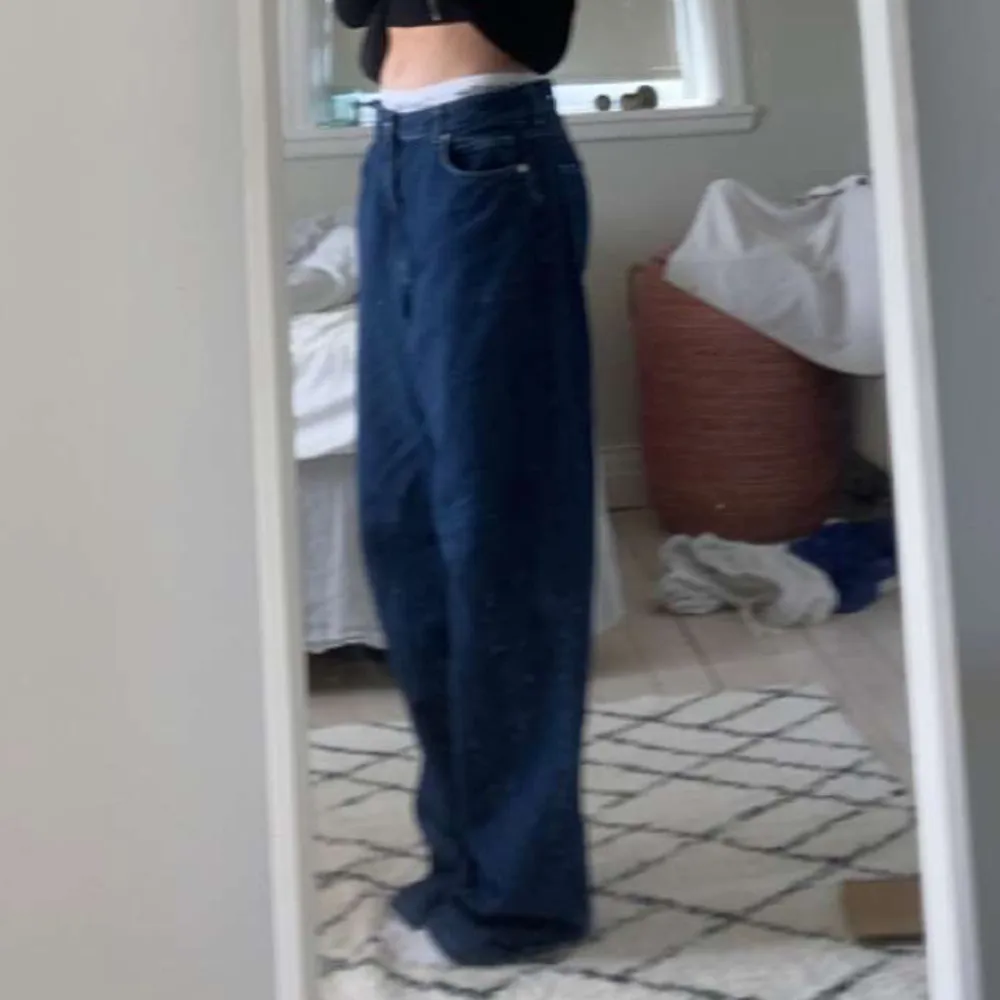 Baggy byxor, färgen syns bäst på sista bilden 💓. Jeans & Byxor.