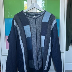 Tröja - Snygg tröja. Lite grandpa sweater vibe. Står ingen storlek men skulle uppskatta till L 