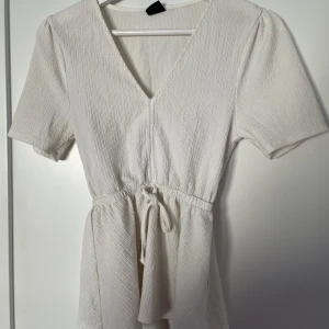 Topp - Söt topp med knytning i midjan 