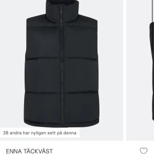 Bikbok väst - Säljer denna väst som är slutsåld överallt! Den är svart, i storlek xs (passar xs,S,M beror på hur man vill att den ska sitta) använd 1 gång! Nypris är 600 men säljer för 300+frakt🤩